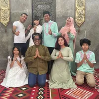 Jadi Sorotan, Ini 8 Potret Kiwil Bareng 2 Mantan Istri di Momen Lebaran - Tetap Kompak