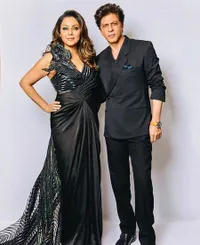 Jadi Stylist Couple of The Year, SRK Bawakan Gaun Gauri - Bagi Tatapan Penuh Cinta