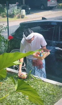 Jaga Tradisi, Potret Laura Theux dan Indra Brotolaras Rayakan Dedinan 2 Bulan Sang Buah Hati dengan Adat Bali