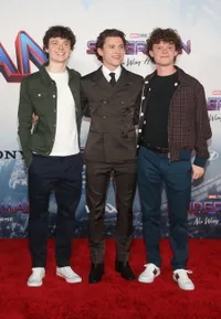 Jago Menari dan Akting, 8 Fakta Tom Holland Si Aktor Ganteng dibalik Topeng Spider-Man!