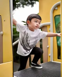 Jagoan Cilik! 10 Potret Raphael Moeis Anak Sandra Dewi Lincah Banget Main di Taman, Lompat Tinggi Bak Superhero