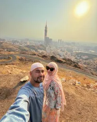 Jalan-Jalan di Makkah Bareng Raffi Ahmad, Nagita Slavina Tampil Cantik Berhijab dengan Long Dress