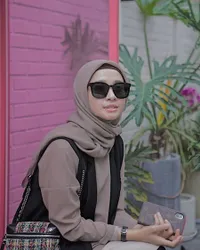 Jalan-Jalan ke Korea, Laudya Cynthia Bella Kunjungi Gedung SMTOWN