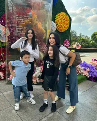 Jalan Bareng 3 Anak Bontotnya, Ussy Sulistiawaty Disebut Cocok Jadi Kakak-Adik