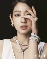 Jalani Pemotretan untuk Vogue Hong Kong, Park Shin Hye Pancarkan Pesona Mahal dan Elegan