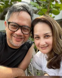Jalani Pernikahan Selama 18 Tahun, 8 Potret Mona Ratuliu dan Indra Brasco yang Selalu Harmonis - Kompak Diet Bareng Hingga Turun Puluhan Kg