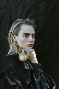 Jalani Photoshoot di Alam Terbuka, Cara Delevingne Pancarkan Aura Supermodel