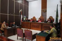 Jalani Sidang 'Lawan' Dhani, Farhat Abbas Malah Sibuk Foto-Foto?