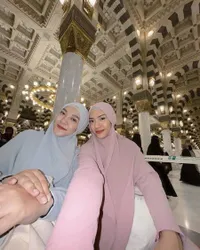 Jalani Umrah, Potret Anissa Aziza Istri Raditya Dika yang Cantik dan Anggun Banget Dalam Balutan Hijab - Didoakan Istiqamah