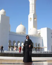 Janda Kaya Raya, 8 Potret Liburan Mewah Sarita Abdul Mukti di Dubai - Sosialita Hits Naik Ferrari Sampai Helikopter