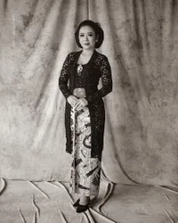 Jarang Disorot, Ini 8 Potret Keluarga Soimah yang Kompak Tampil Bak Bangsawan Jawa - Pendopo Mewah Miliknya Disulap Jadi Studio Foto