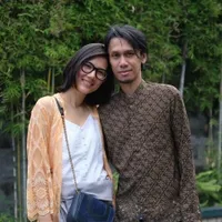 Jarang Diterpa Gosip, Berikut 11 Potret Manis Eross Candra dan Sang Istri