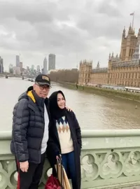 Jarang Sekali Tersorot, 9 Potret Ayah Tiri Nagita Slavina yang Kini Digugat Cerai Rieta Amilia - Pejabat Tinggi di Perusahaan Internasional
