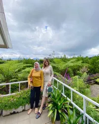 Jarang Sekali Tersorot, Ini 8 Potret Ibunda Hilda Vitria yang Cantik Banget dan Awet Muda