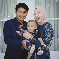 Jarang Sekali Tersorot, Potret Arkana Anak Adopsi Ridwan Kamil yang Disebut Netizen Mirip Eril - Potret Cium Foto Almarhum Bikin Ikut Nangis