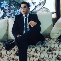 Jarang Terlihat di Layar Kaca, Begini 8 Potret Terbaru Krisna Mukti di Umur 51 Tahun