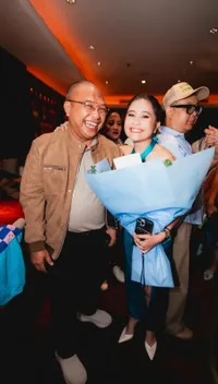 Jarang Tersorot, 6 Potret Manisnya Kedekatan Prilly Latuconsina dengan Sang Adik di Gala Premiere Film 'BOLEHKAH SEKALI SAJA KUMENANGIS'