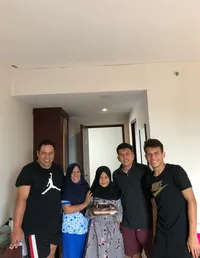 Jarang Tersorot! 8 Potret Kehangatan Keluarga Egy Maulana Vikri, Dikenal Sangat Sederhana!