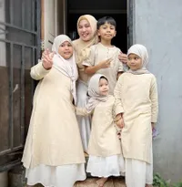 Jarang Tersorot, 8 Potret Puput Melati Bersama Kelima Anaknya, Bareng Si Sulung Kayak Adik Kakak