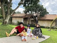 Jarang Tersorot, Berikut 7 Potret Melki Bajaj dan Sang Istri yang Super Kompak dan Kocak
