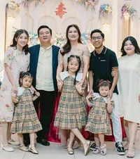 Jarang Tersorot, Ini 7 Potret Cantiknya Ibunda Sarwendah Rayakan Ulang Tahun ke-56 - Digendong Betrand Peto Sang Cucu