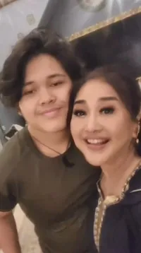 Jarang Tersorot, Ini 8 Potret Adrian anak Paramitha Rusady yang Sudah Remaja - Paras Mirip sang Ibunda