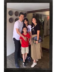 Jarang Tersorot, Ini 8 Potret Harmonis Keluarga Taufik Hidayat dan Amy Gumelar - Langgeng 15 Tahun & Dikaruniai Dua Anak