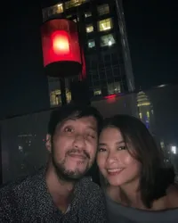 Jarang Tersorot, Ini 8 Potret Romantis Thomas Nawilis Dengan Sang Istri yang Terpaut Usia 12 Tahun