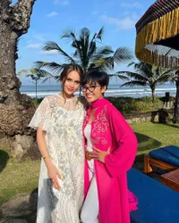 Jarang Tersorot, Ini Deretan Potret Ibunda Artis Blasteran yang Berwajah Lokal dan Fashionable - Cantik Nggak Kalah dengan Anaknya