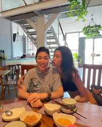 Jarang Tersorot, Potret Kedekatan Yumi Kwandy Pasangan Lesbian Chika Kinsky Bareng Ibundanya - Netizen: Mamanya Tahu Pacarnya Cewek?
