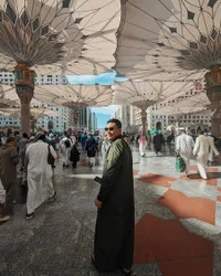 Jarang Tersorot, Potret Terbaru Tommy Soeharto Terungkap Saat Darma Mangkuluhur Umrah ke Tanah Suci