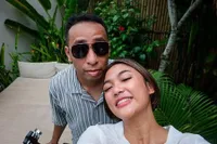 Jarang Umbar Kemesraan, Intip 10 Momen Kebersamaan Marion Jola Bersama Pacar Yang Terpaut Usia 15 Tahun