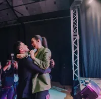 Jarang Umbar Kemesraan, Potret Raisa dan Hamish Daud yang Bikin Netizen Iri - Peluk Bahagia Saat Bernyanyi