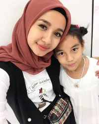 Jarang Unggah Momen Bersama, Intip Kembali 10 Potret Kompak Laudya Cynthia Bella dan Aleesya Anak Engku Emran