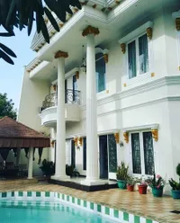 Jarang Tersorot, Intip 8 Potret Rumah Mewah Bak Istana Milik Ian Kasela 