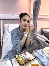 Jari Teriris Pisau, Cinta Laura Jalani Operasi di Rumah Sakit
