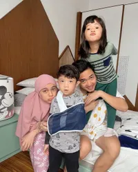 Jauh Dari Kabar Miring, 7 Potret Keseruan Keluarga Nycta Gina dan Rizky Kinos - Tingkah Kocak Anak Bikin Gemas