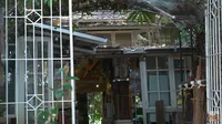 Jauh dari Kemewahan, 11 Potret Sudut Rumah Dik Doank yang Berlokasi di Tepi Rel Kereta Api - Artistik Banget Meski Dibangun dari Barang Rongsokan
