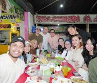 Jauh dari Kesan Mewah, 6 Potret Artis Makan Bareng di Warung Tenda - Ada Nagita Slavina Hingga Azizah Salsha