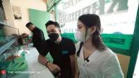 Jauh Dari Kesan Mewah, Intip 9 Momen Azriel Hermansyah Ajak Sarah Menzel Makan Siang di Warteg - Mesra Saat Suap-Suapan