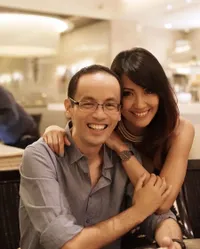 Jauh dari Sorotan, Ini 8 Potret Kedekatan Sharena Delon dengan Reza Gunawan yang Kini Tinggal Kenangan - Larung Abu di Laut Lepas Penuh Emosi