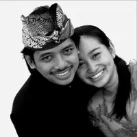 Jauh dari Sorotan, Ini Deretan Potret Kemesraan Dewa Budjana dan Istri Selama 20 Tahun Menikah