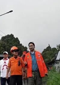 Jeje Ritchie Ismail Terperosok Lumpur di Lokasi Tanah Longsor Cisarua