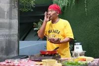 Jelang Idul Adha, Potret Iwa K Tunjukkan Keahlian Memasak Daging