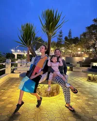 Jelang Lahiran Anak Kedua, Nadine Chandrawinata Babymoon Ditemani Si Kembar Marcell Mischa & Para Sahabatnya