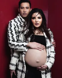 Jelang Lahiran, Nindy Ayunda Maternity Shoot Mesra Bareng Suami
