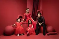 Jelang Natal, Pemotretan Terbaru Sarwendah Bersama Dua Putrinya yang Serasi dan Kompak Kenakan Gaun Warna Merah - Betrand Peto Cakep Banget