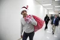Jelang Natal Santa Obama Berbagi Kebahagiaan di RS Anak