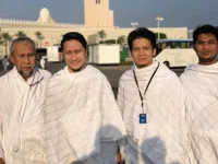 Jelang Pergantian Tahun, Dimas Seto dan Arie Untung Umrah Bareng