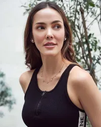 Jelang Usia Kepala 4, Intip Potret Pesona Cathy Sharon yang Tetap Cantik Elegan dan Langsing Banget!